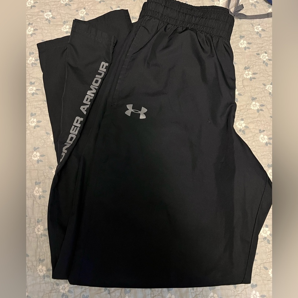 Under armour golf pants, partial zip leg.